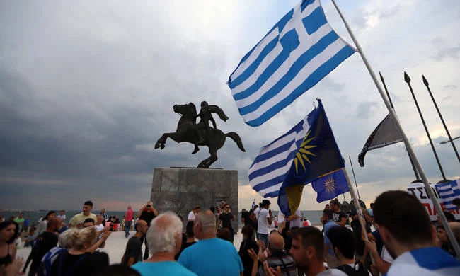 Η προσβλητική κίνηση του διαδηλωτή στο συλλαλητήριο για τη Μακεδονία (εικόνες)